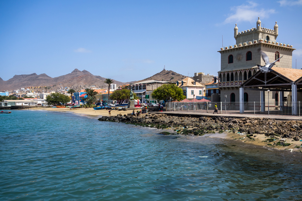 Les naufrages ont été nombreux, dans tout l'archipel. Il faut voir cette baie, amas de montagnes!!!... Ou de volcans, la baie de Mindelo étant à priori une ancienne caldeira. Pour la contempler, une réplique de la tour de Belem, de Lisbonne, y a été érigée entre 1918 et 1921. Le fameux "bâtiment étrange à voir là".