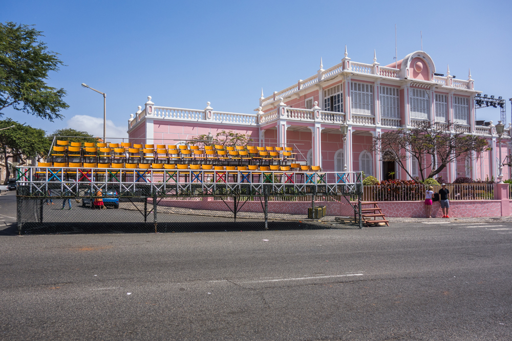 Quant à l'ancien Palais du Gouverneur - érigé entre 1858 et 1874-, devenu Palais du Peuple en 2015, il s'apprête, en cette veille de carnaval, à recevoir l'essentiel des festivités.