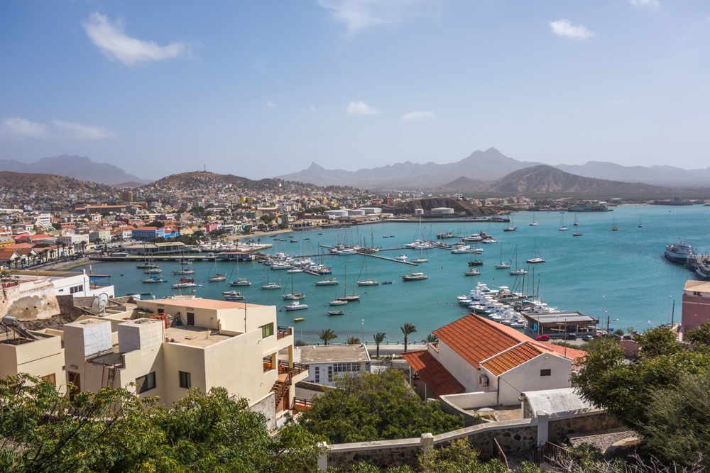La baie de Porto Grande, puisque c'est aussi son nom, fait partie du club des plus belles baies dumnde. Oui, ce club existe! Les promoteurs d'un hôtel de luxe qui reste à construre à l'emplacement des ruines d'un ancien fort (1858) devenu prison (années 1930), plus haut, ne s'y sont pas trompés. Il reste toujours à construire.