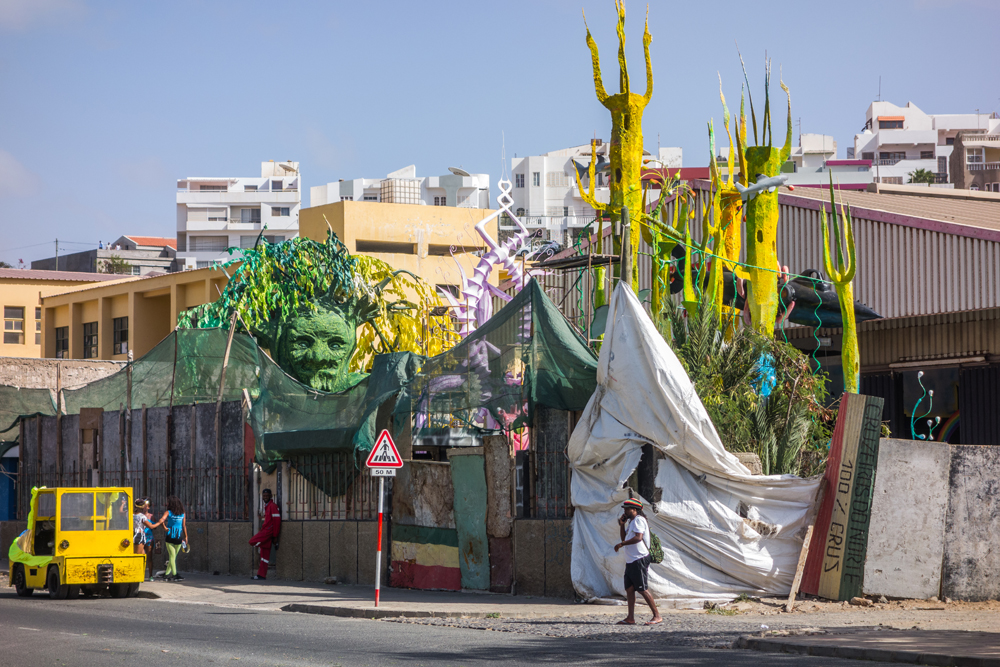 Et découvrons, tout en allant à la plage, l'un des chars de carnaval préparé depuis des mois : ils ont bien du mal à le cacher!